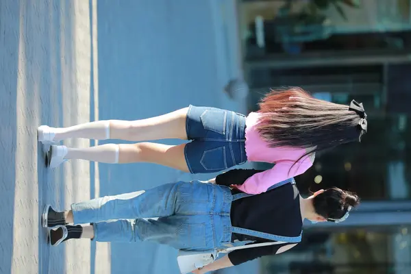 [魔镜街拍] 070 玻璃街拍 牛仔热裤美女 - 魔镜街拍